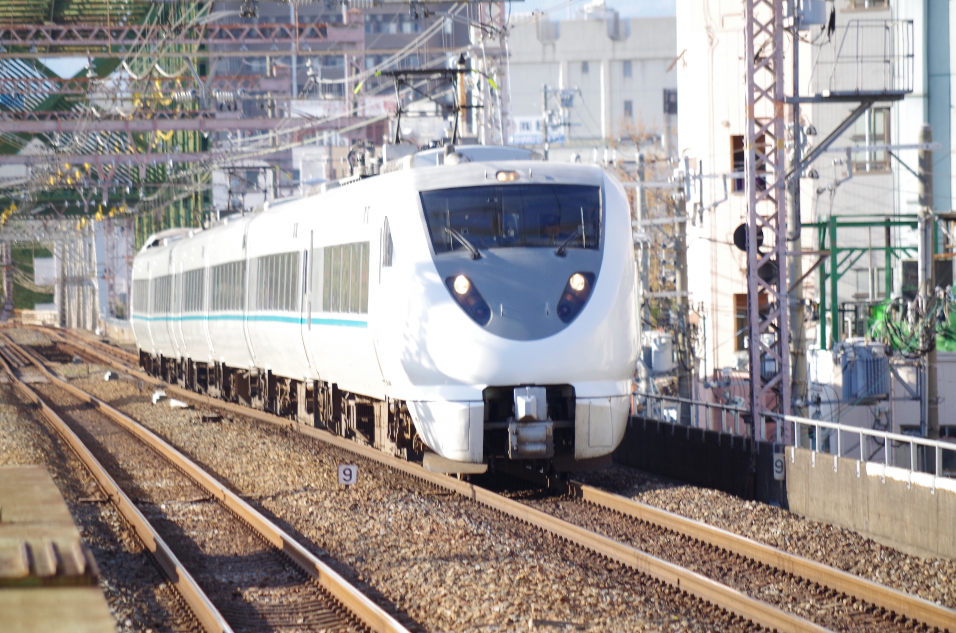 電車・鉄道クイズ（JR西日本　特急　くおしお　289系）